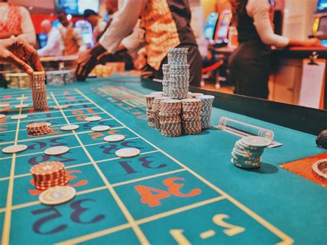 table game dealer responsibility.